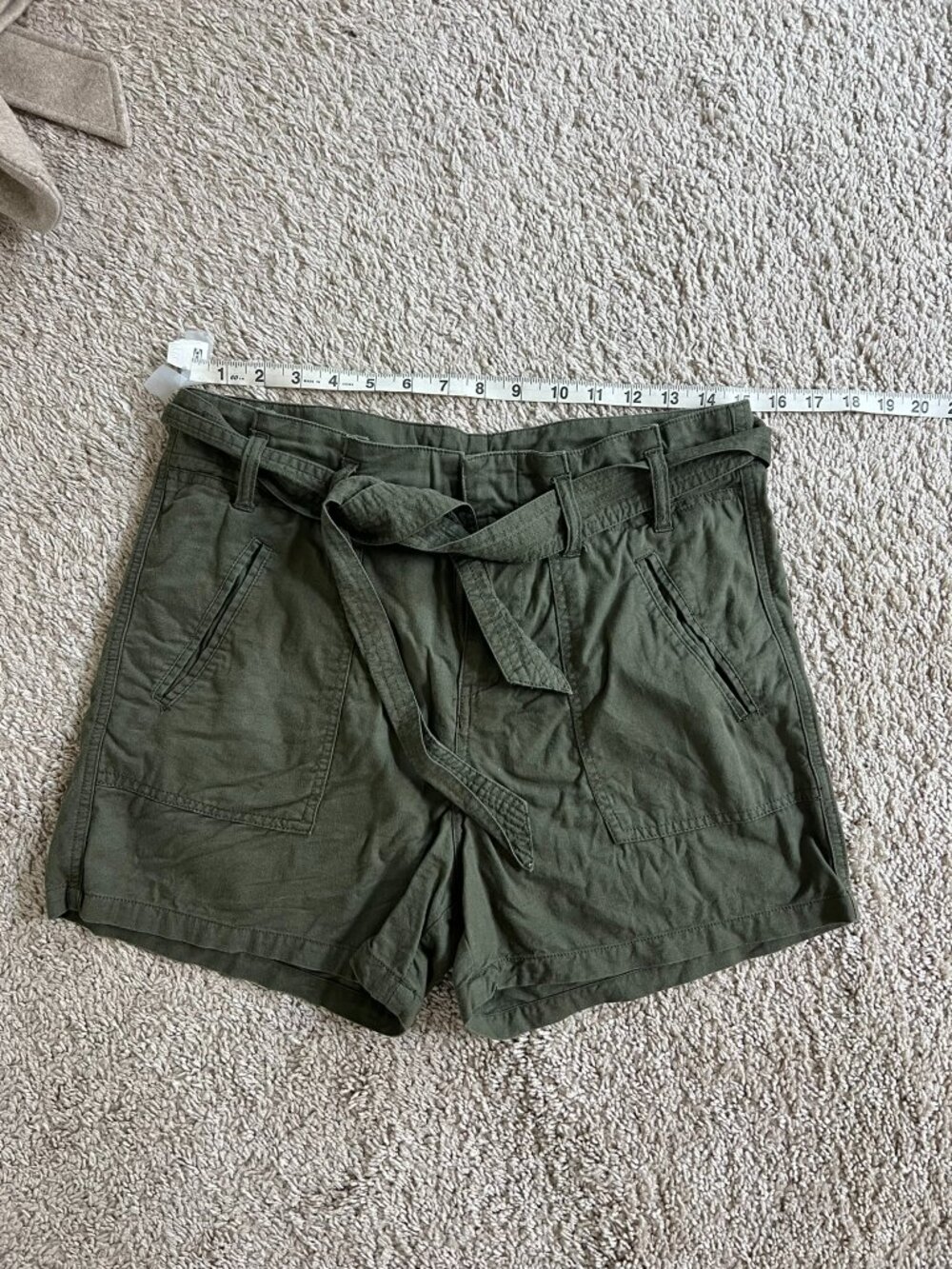 Caslon Utility Cargo Shorts Women's Size 6 Olive Green Classic Slash Pockets